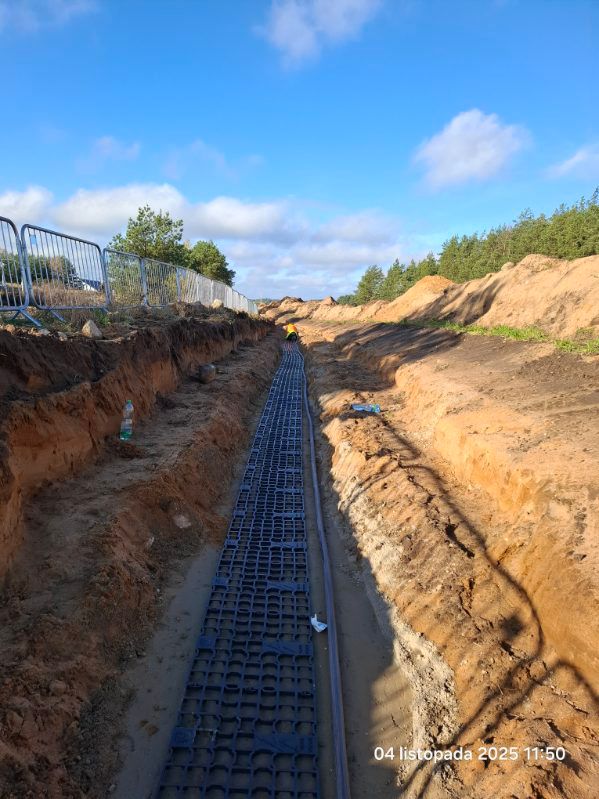 Płyty GRIDA ułożone nad trasą kablową na budowie
